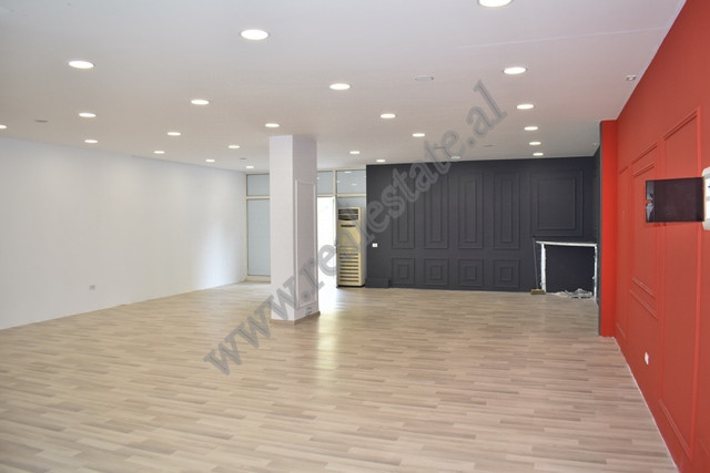 Office space for rent on Zhan D&#39;Ark Boulevard near the Ministry of Foreign Affairs.
The environ
